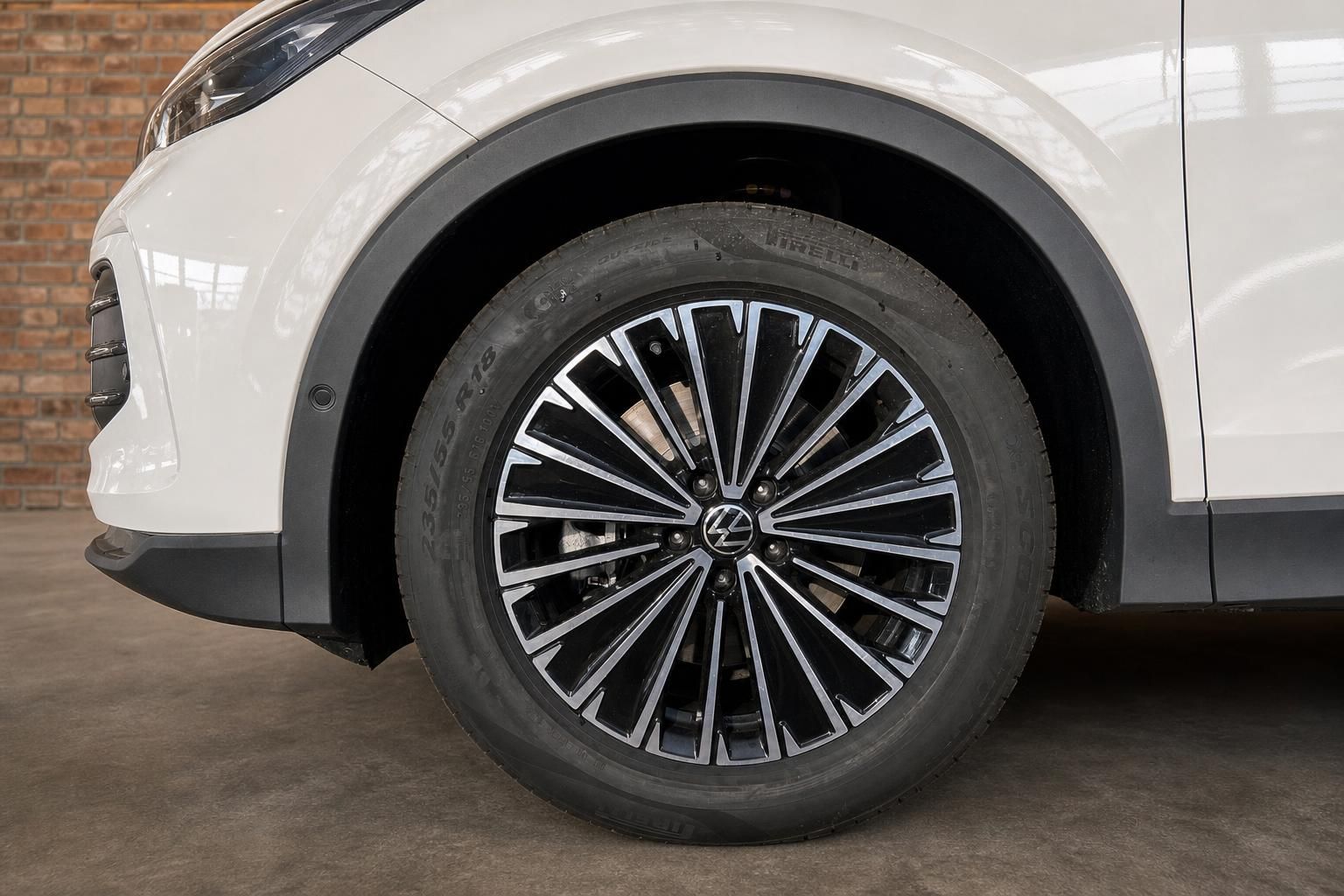 VW weiss Leichtmetallfelge und Rad Detailansicht seitlich