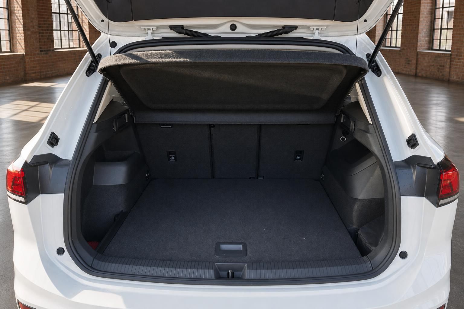 VW weiss Kofferraum leer mit geoeffneter Heckklappe