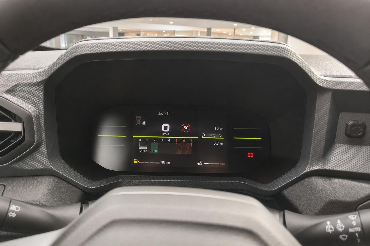 Digitales Kombiinstrument mit Tacho und Anzeigen im Fahrzeug-Cockpit