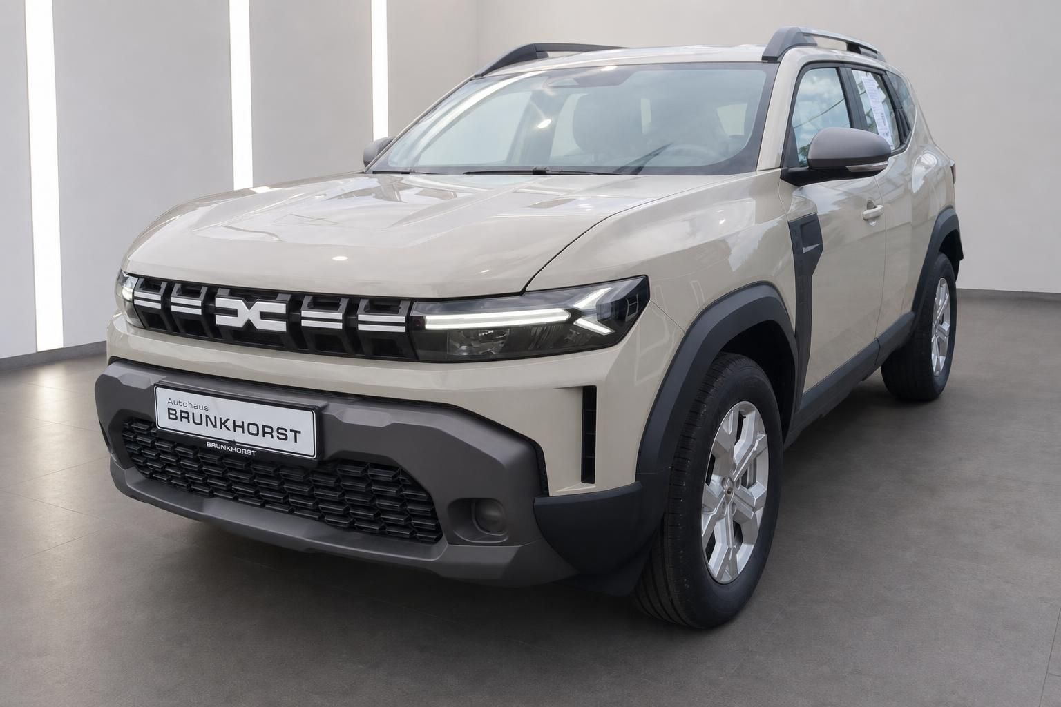 Dacia Duster in Beige seitliche Frontansicht Autohaus Brunkhorst