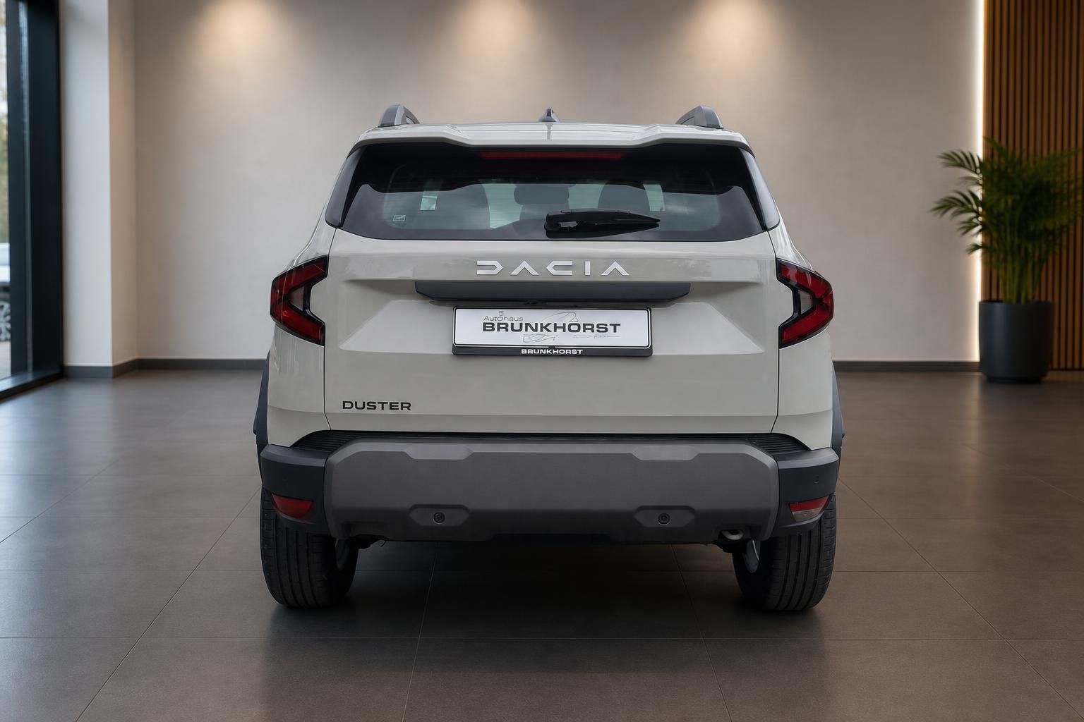 Dacia Duster Heckansicht in Weiß bei Autohaus Brunkhorst