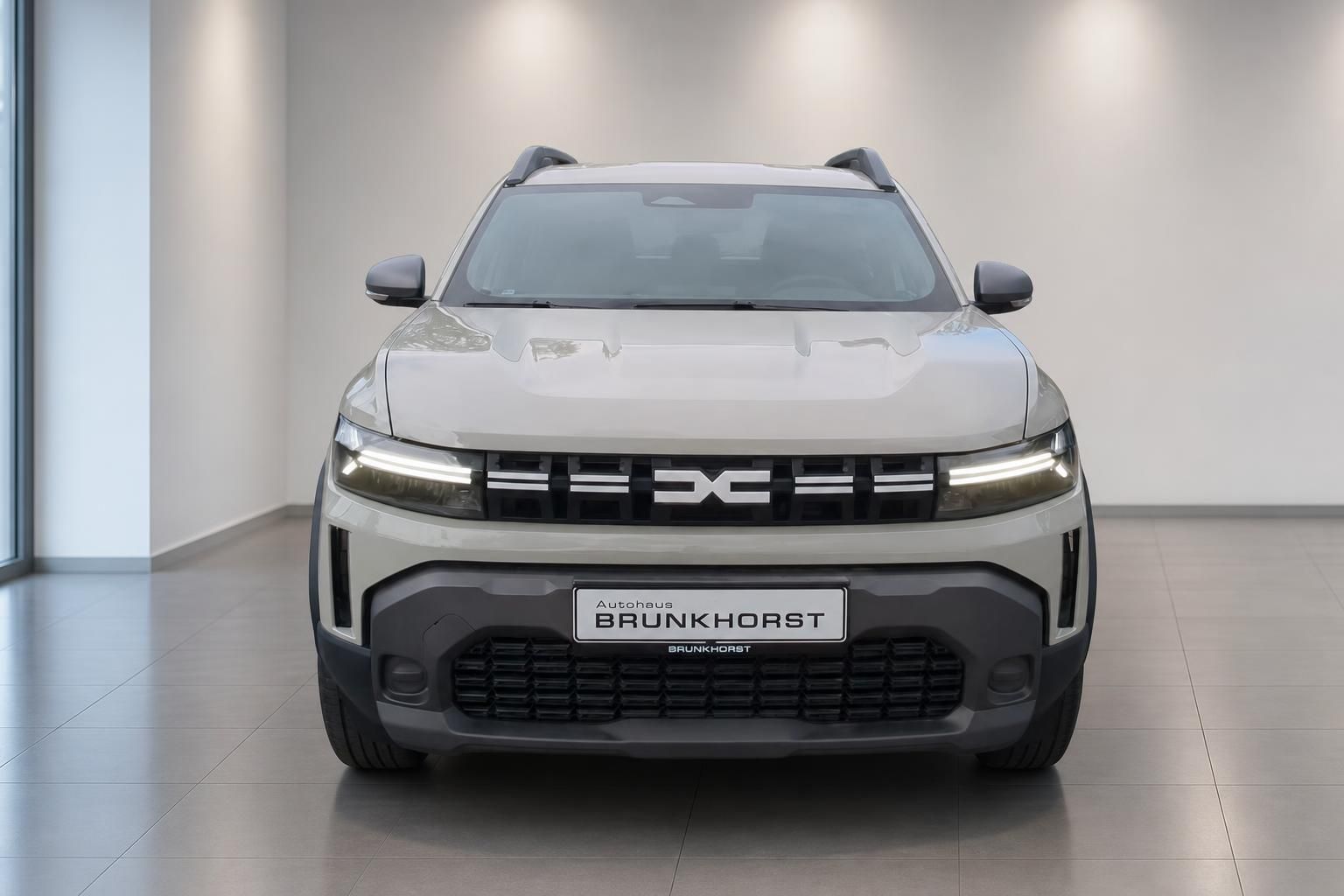 Dacia Duster Frontansicht im Autohaus Brunkhorst Showroom
