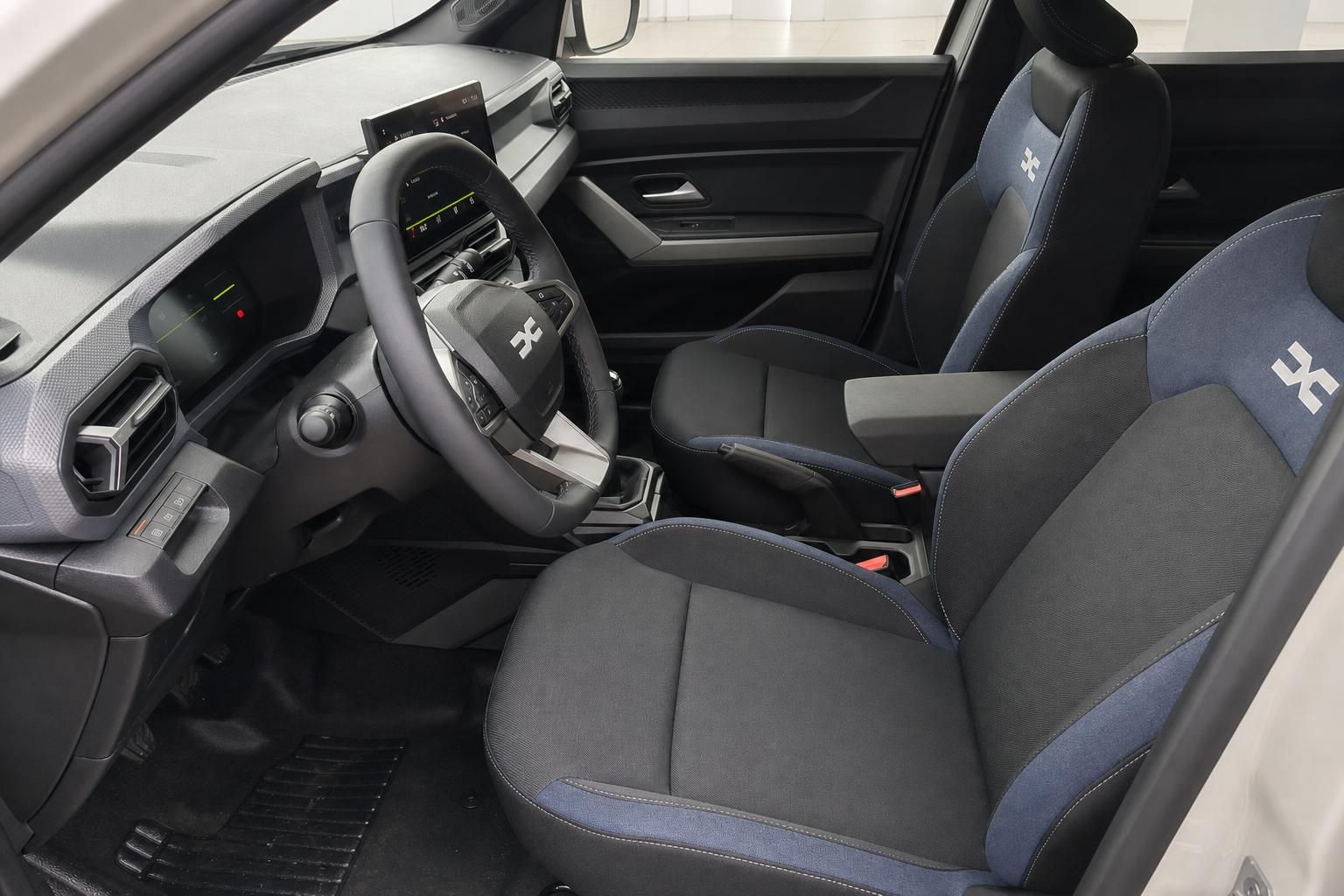 Dacia Duster Innenraum mit Sportsitzen und Cockpit im Detail