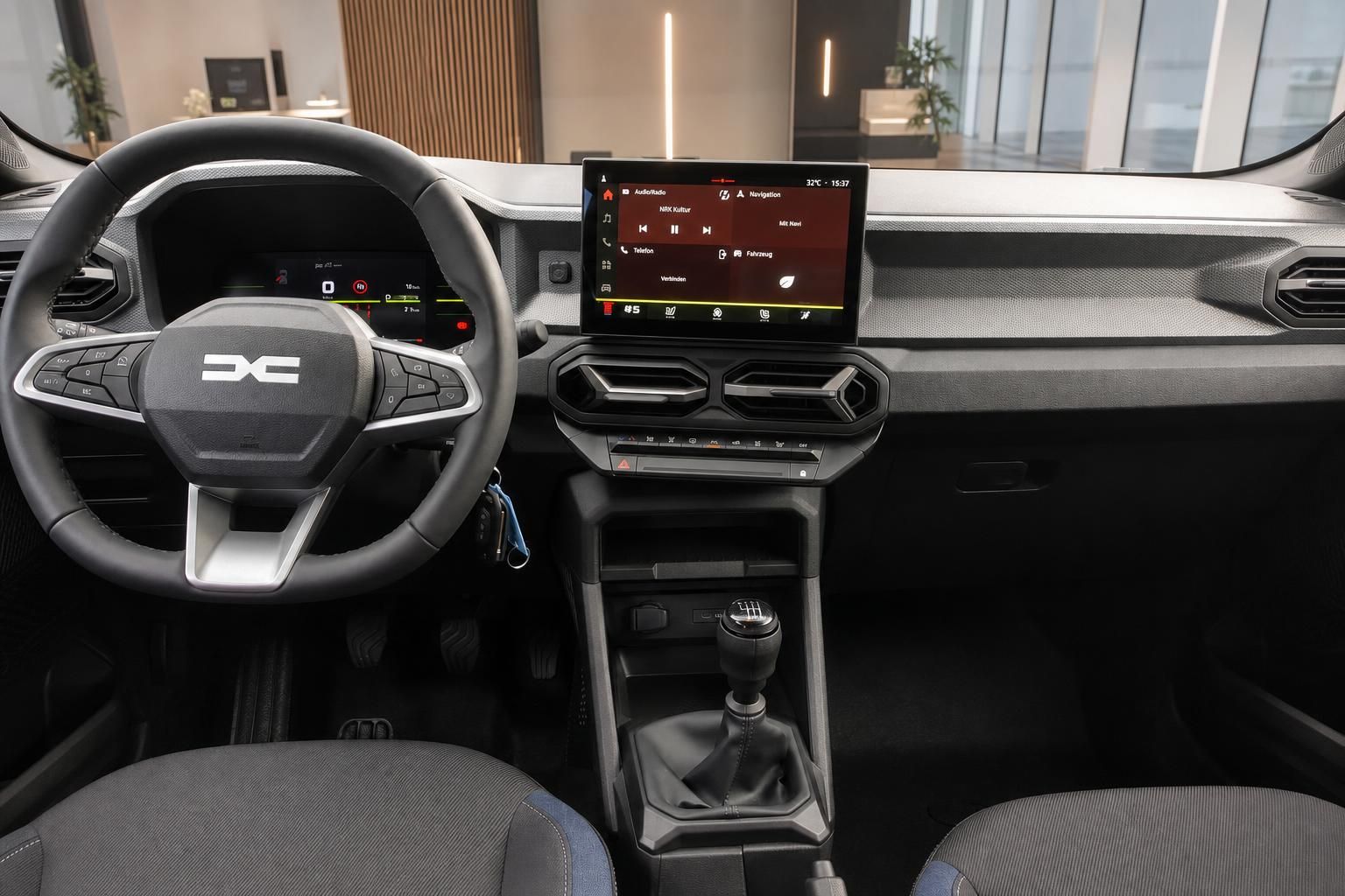Dacia Duster Cockpit mit Lenkrad und Infotainment Display