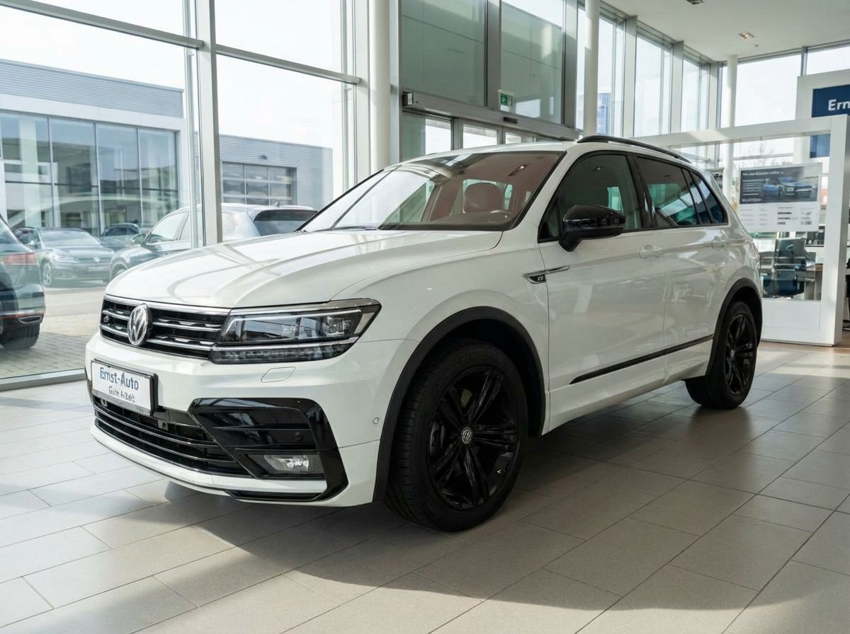 Weißer Volkswagen Tiguan R-Line mit schwarzen Felgen im Autohaus Ernst-Auto Showroom