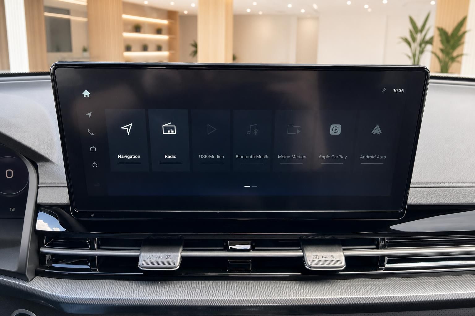 Infotainment System mit Touchscreen und Navigationsfunktionen im Auto