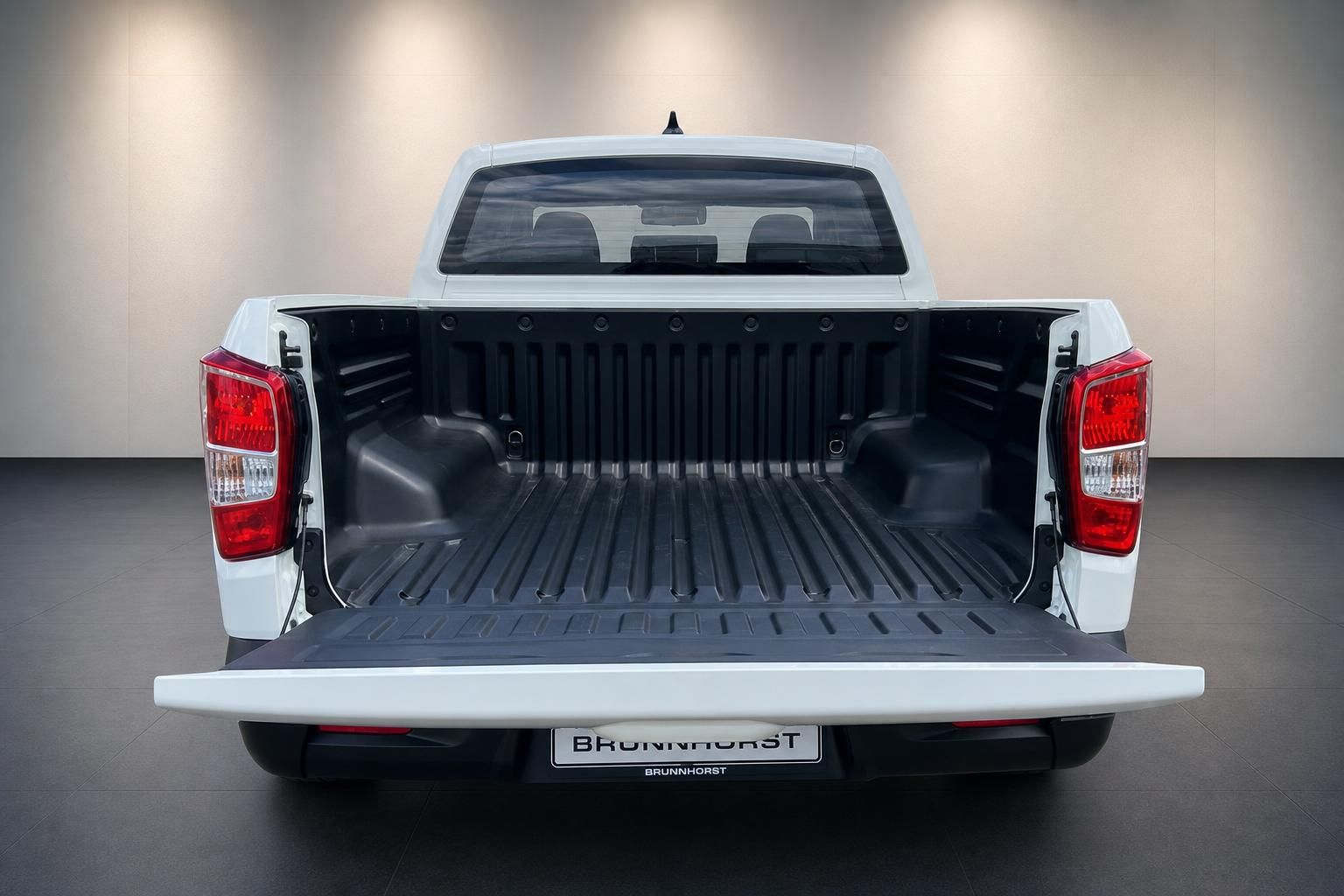 Weißer Pickup Truck Laderaum mit geöffneter Heckklappe und schwarzer Ladefläche