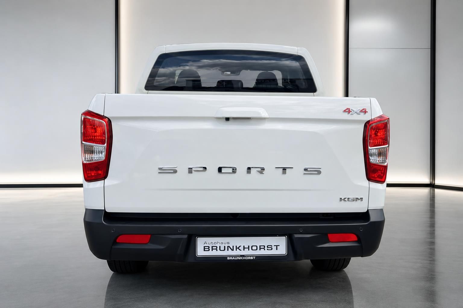 Pickup-Truck Heckansicht weiß mit SPORTS Schriftzug und roten Rücklichtern