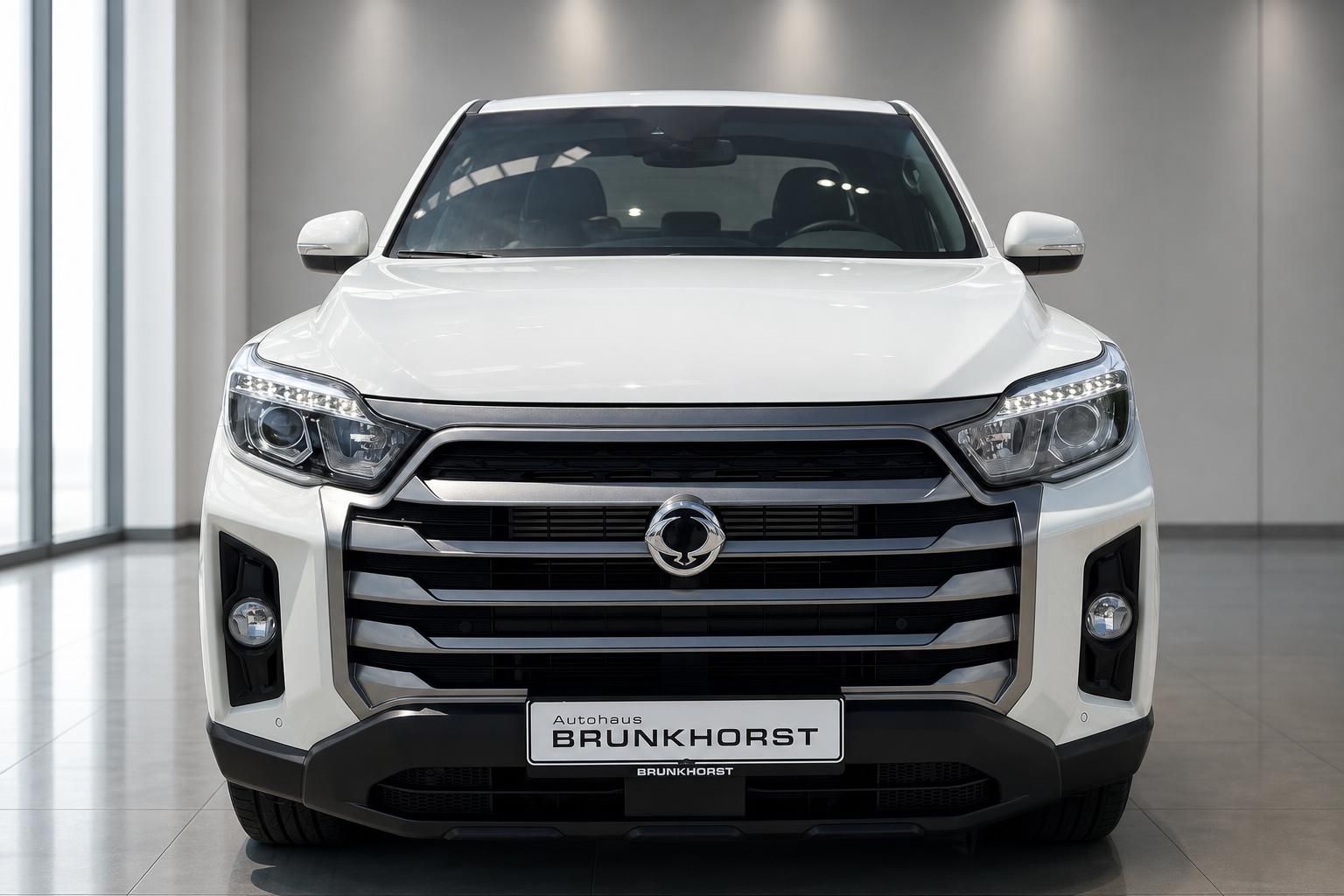 Weißer SUV Frontansicht mit LED-Scheinwerfern im modernen Autohaus-Showroom