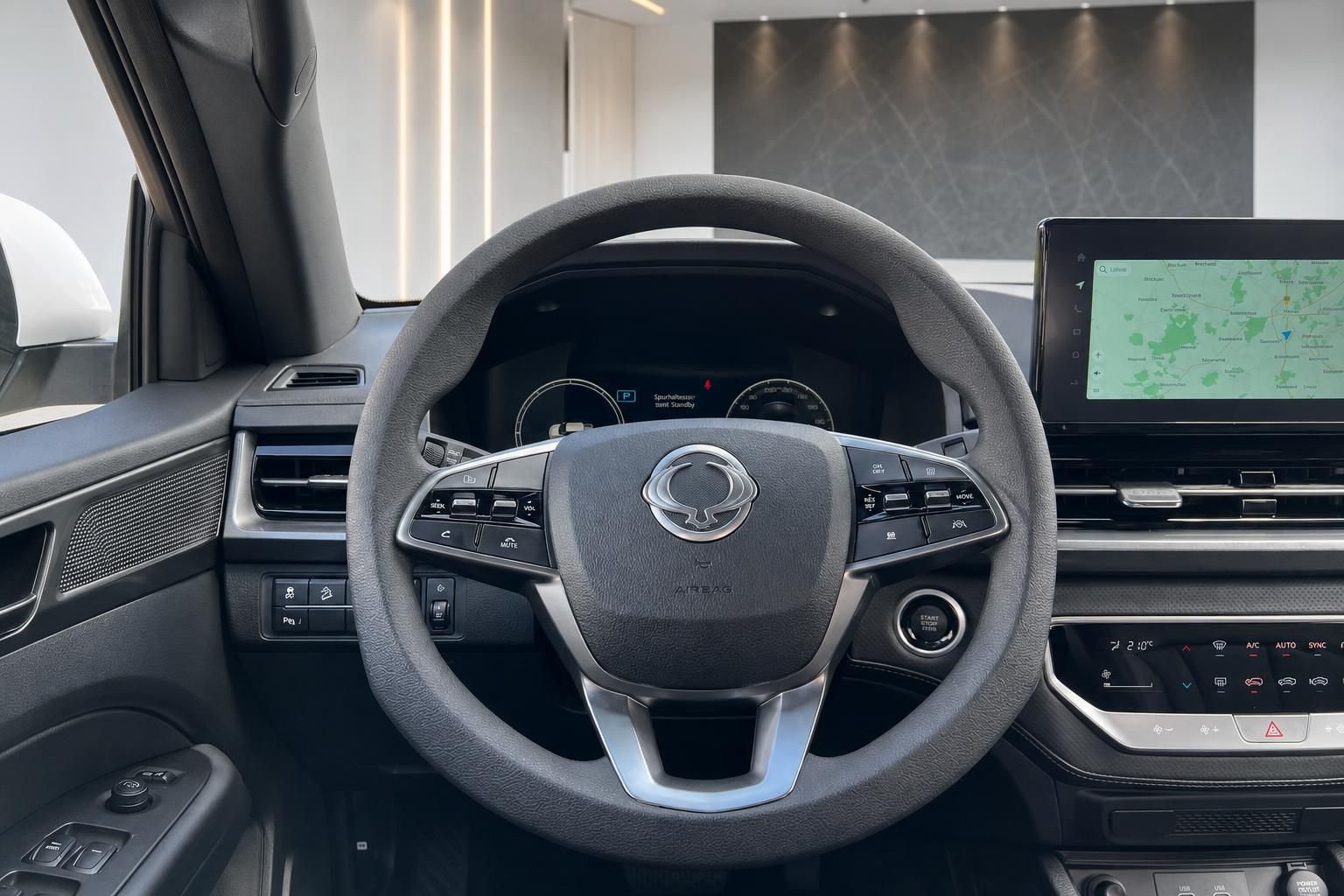 Fahrzeug Cockpit mit modernem Lenkrad und digitalem Display in schwarz-grauer Ausstattung