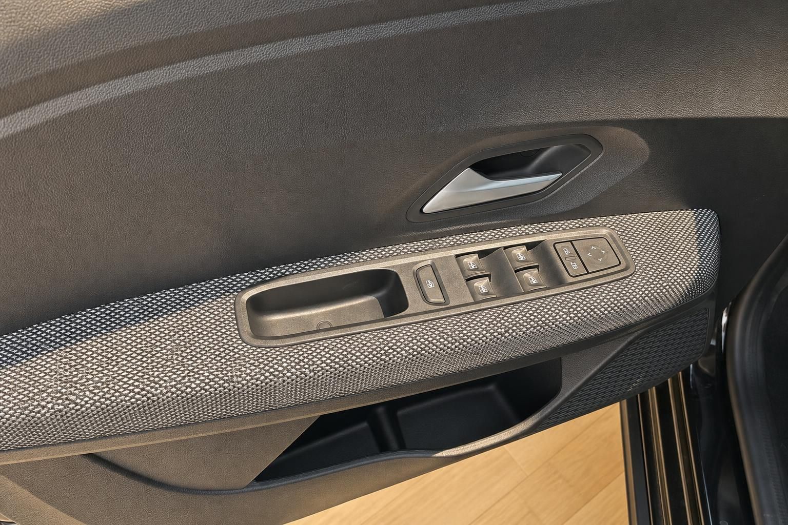 Dacia Sandero Stepway Innenraum Fahrertür Fensterhebersteuerung und Türverkleidung