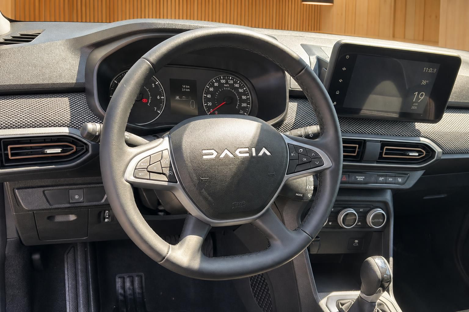 Dacia Innenraum – Lenkrad mit Multifunktionstasten, Kombiinstrument und Touchscreen-Infotainment
