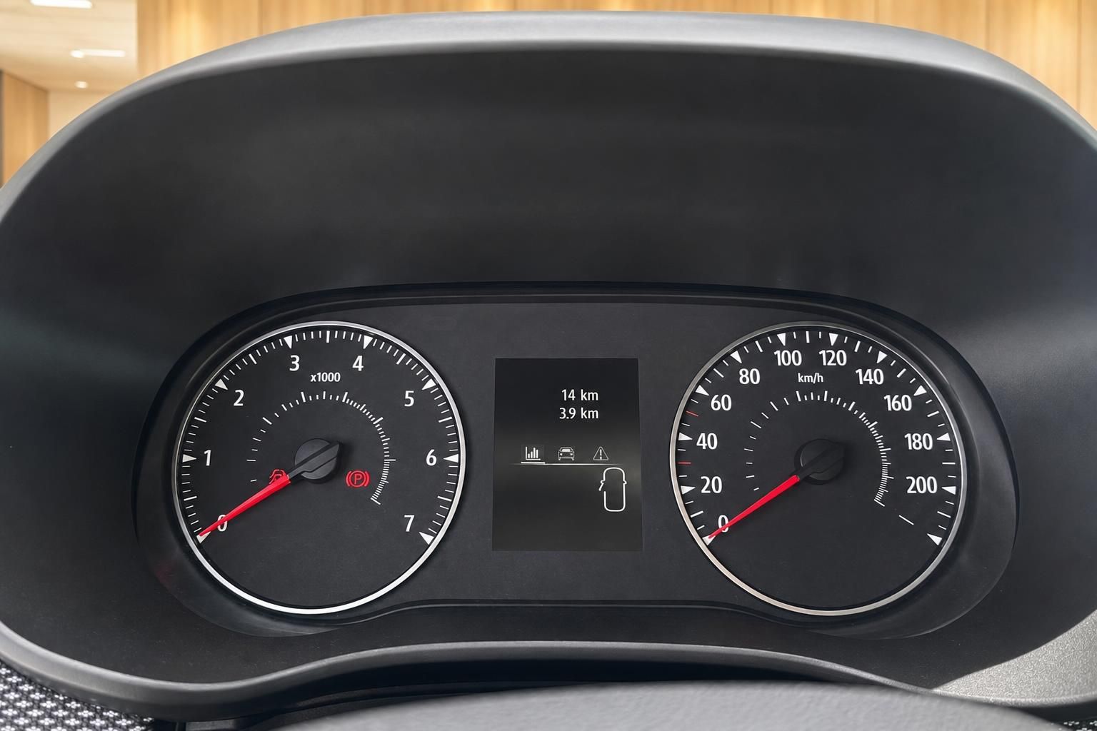 Dacia Kombiinstrument Nahaufnahme mit Tacho, Drehzahlmesser und digitalem Bordcomputer-Display