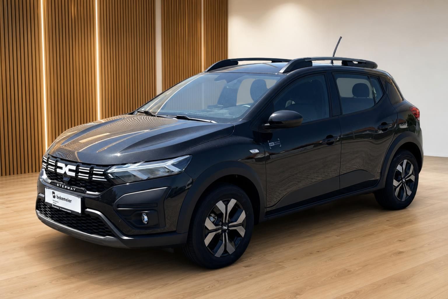 Dacia Sandero Stepway schwarz Frontansicht schräg links im Autohaus