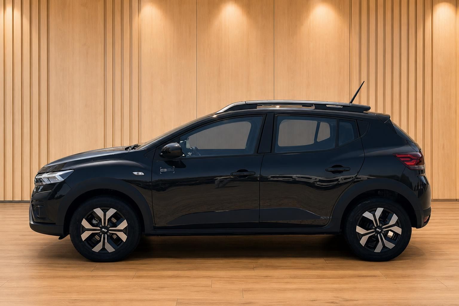 Dacia Sandero Stepway schwarz Seitenansicht rechts im Showroom