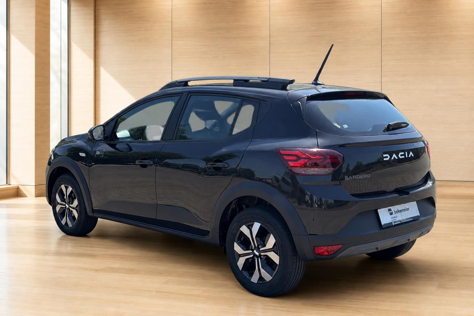 Dacia Sandero Stepway schwarz Heckansicht schräg rechts im Showroom