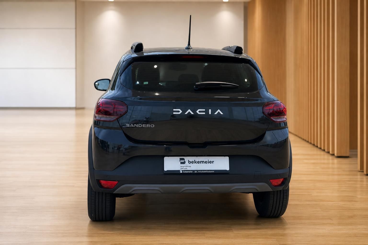 Dacia Sandero Stepway schwarz direkte Heckansicht im Autohaus