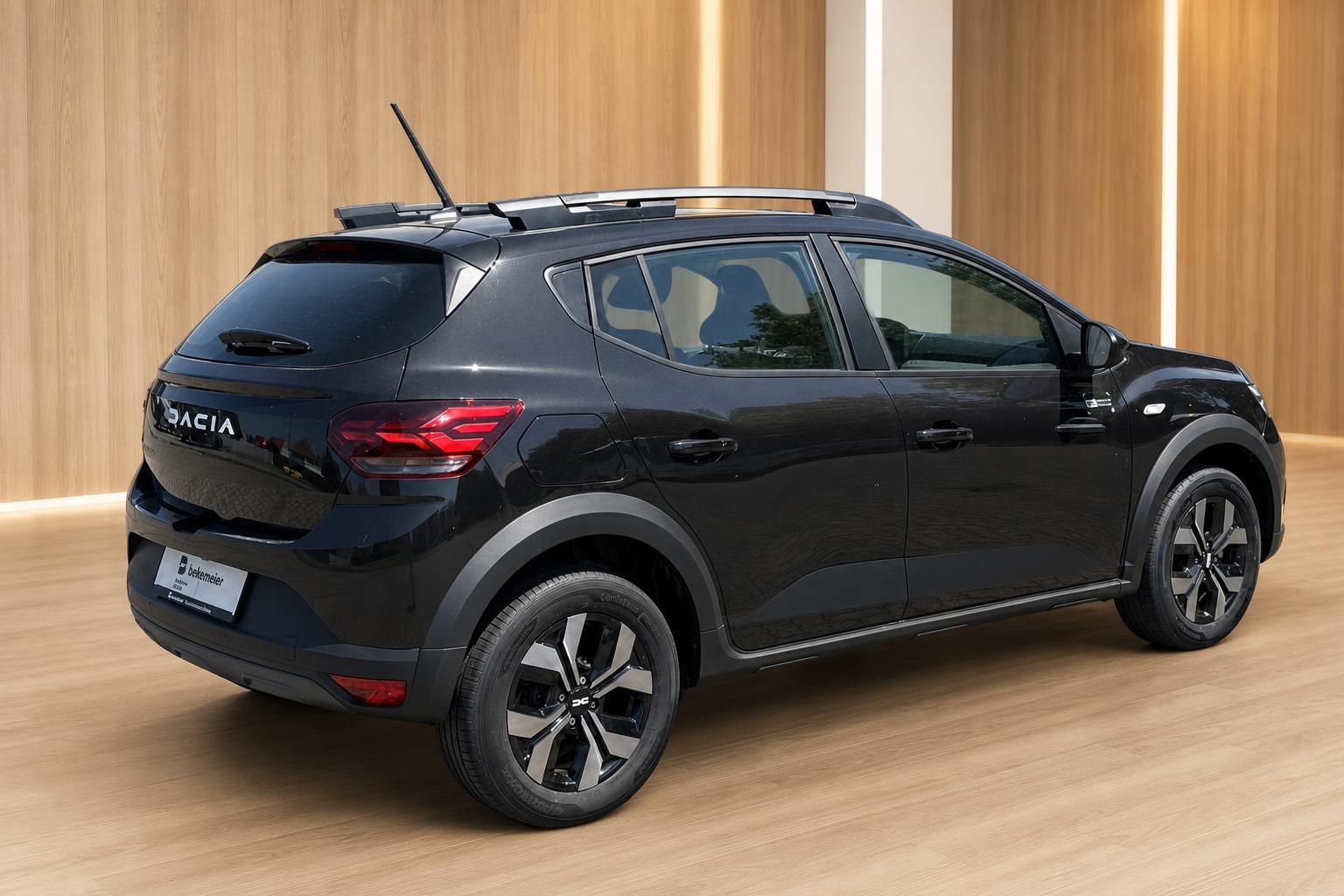 Dacia Sandero Stepway schwarz Heckansicht schräg rechts im Autohaus