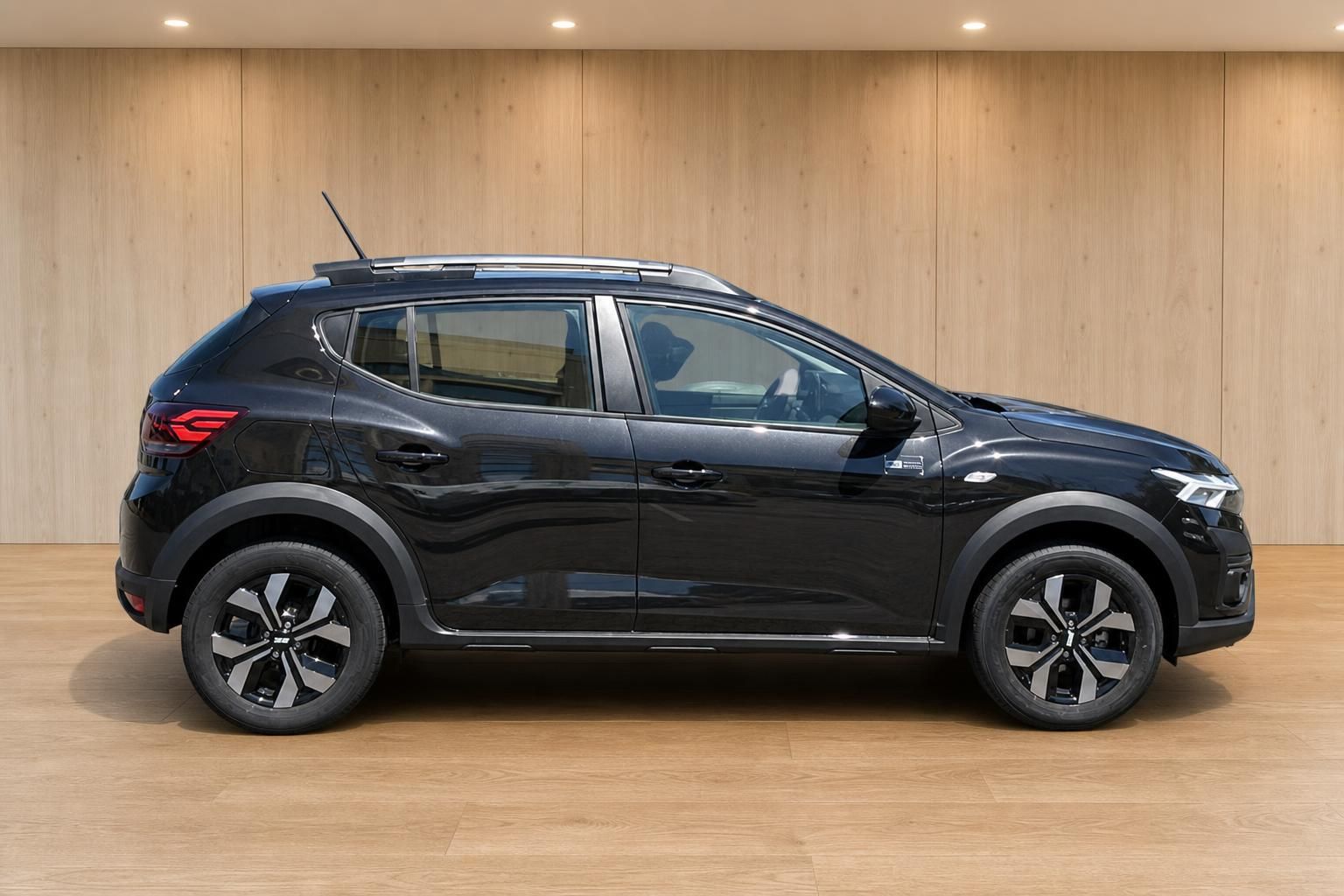 Dacia Sandero Stepway schwarz Seitenansicht links im Showroom