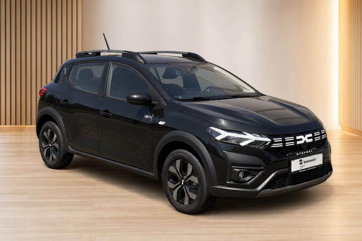 Dacia Sandero Stepway schwarz Frontansicht schräg links im Showroom