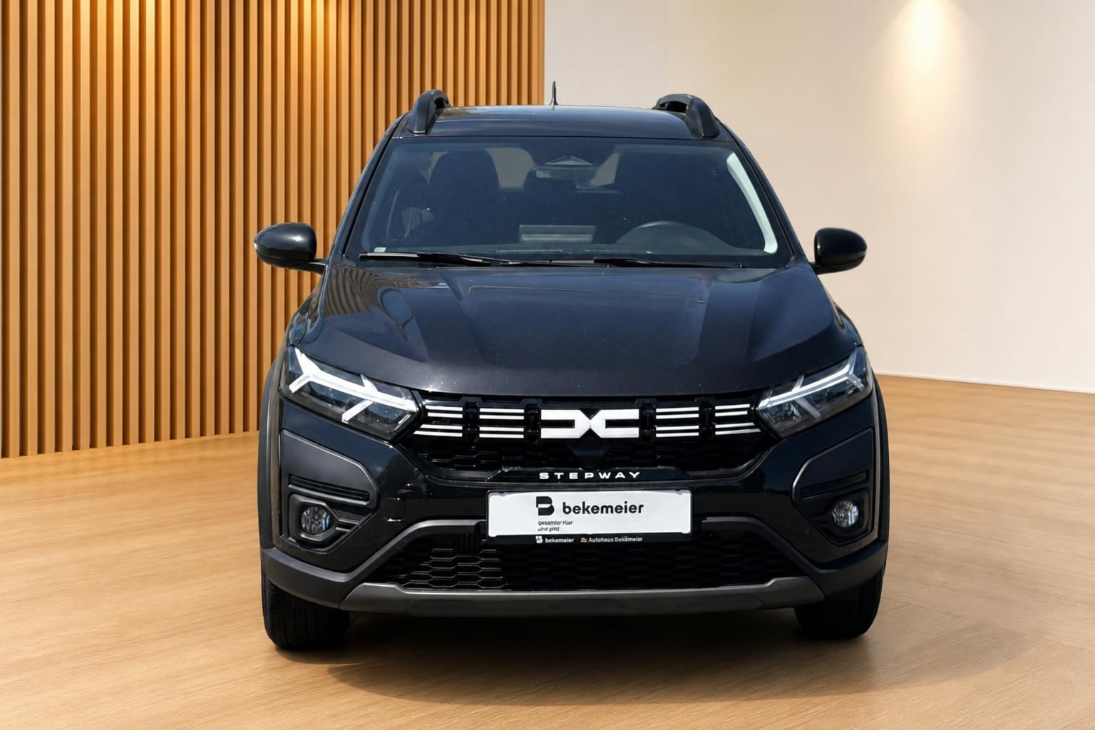 Dacia Sandero Stepway schwarz Frontansicht gerade im Autohaus Bekemeier