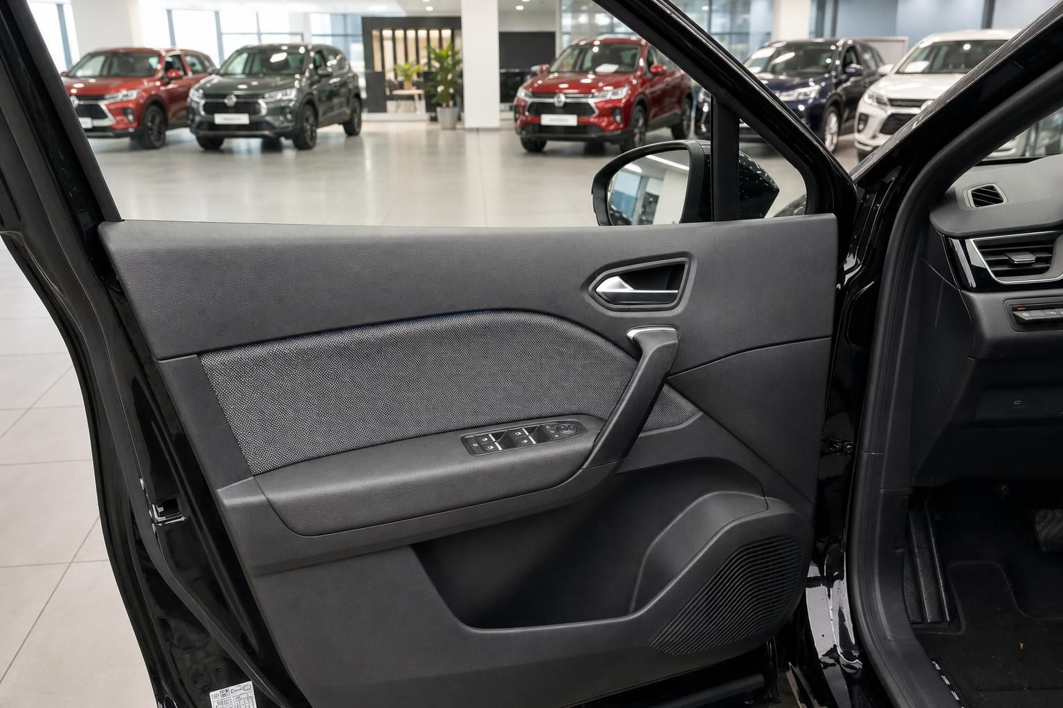 Fahrzeugtür mit grauer Verkleidung und Fensterheber-Bedienelementen, Autohaus-Showroom sichtbar