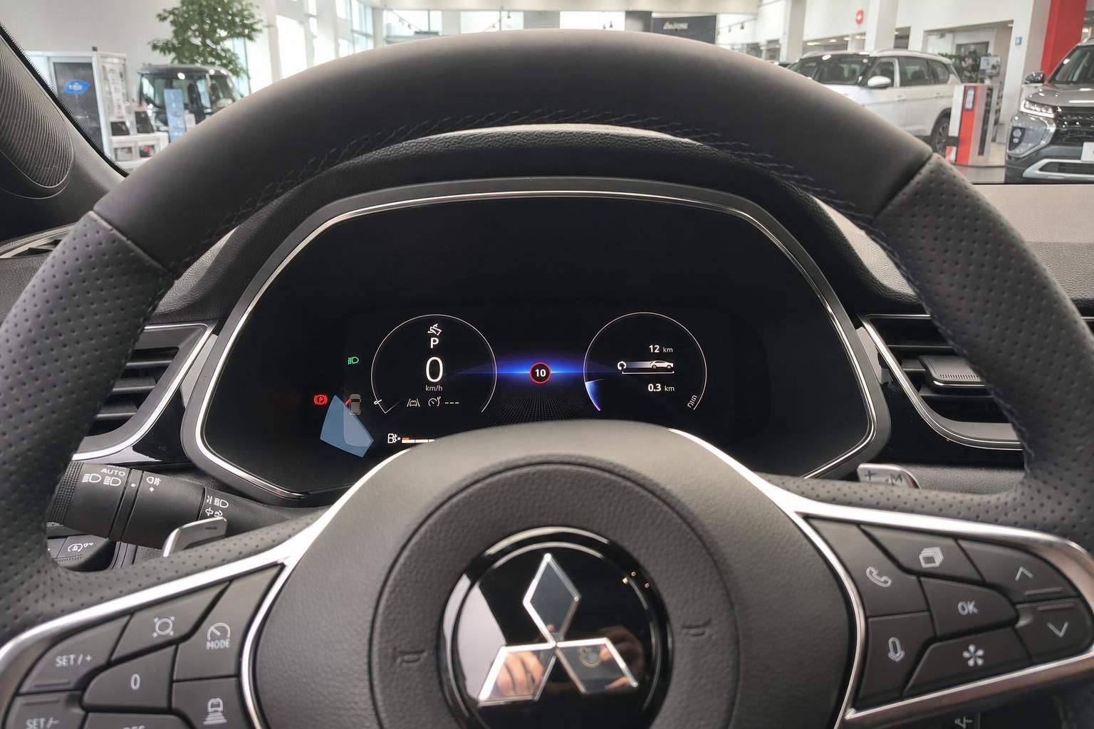 Lenkrad mit Renault-Logo und digitales Kombiinstrument mit Navigationsinformationen