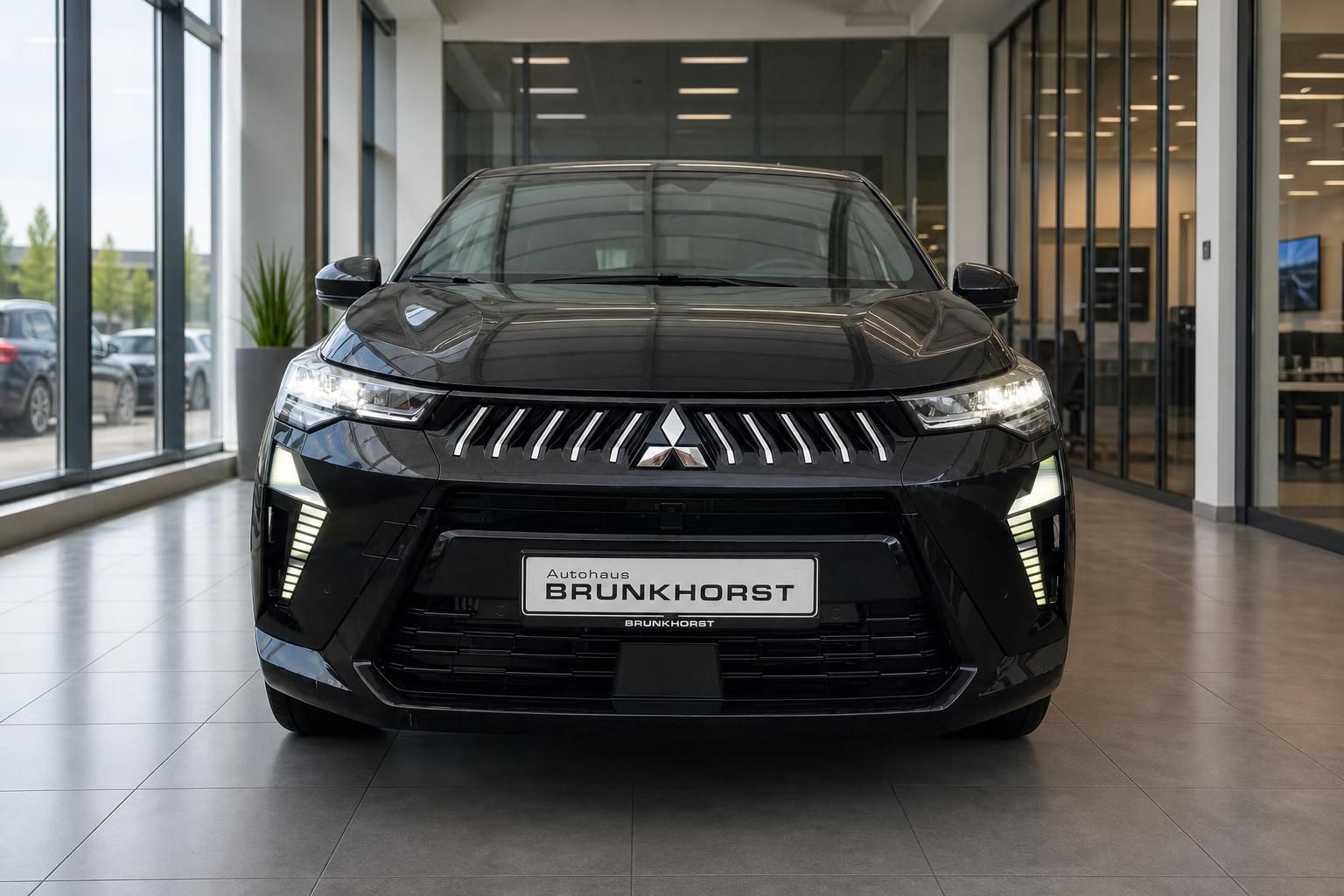 Mitsubishi Grandis schwarzer SUV Frontansicht mit LED-Scheinwerfern im Autohaus