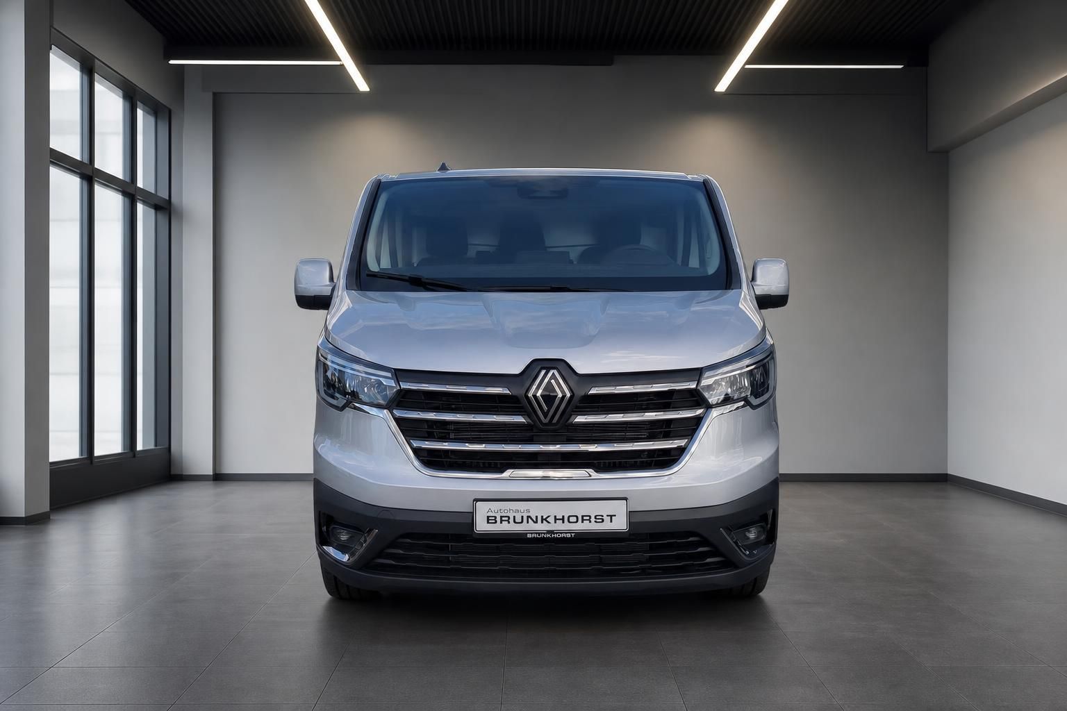 Renault Transporter silber - Frontansicht mit Kühlergrill und LED-Scheinwerfern
