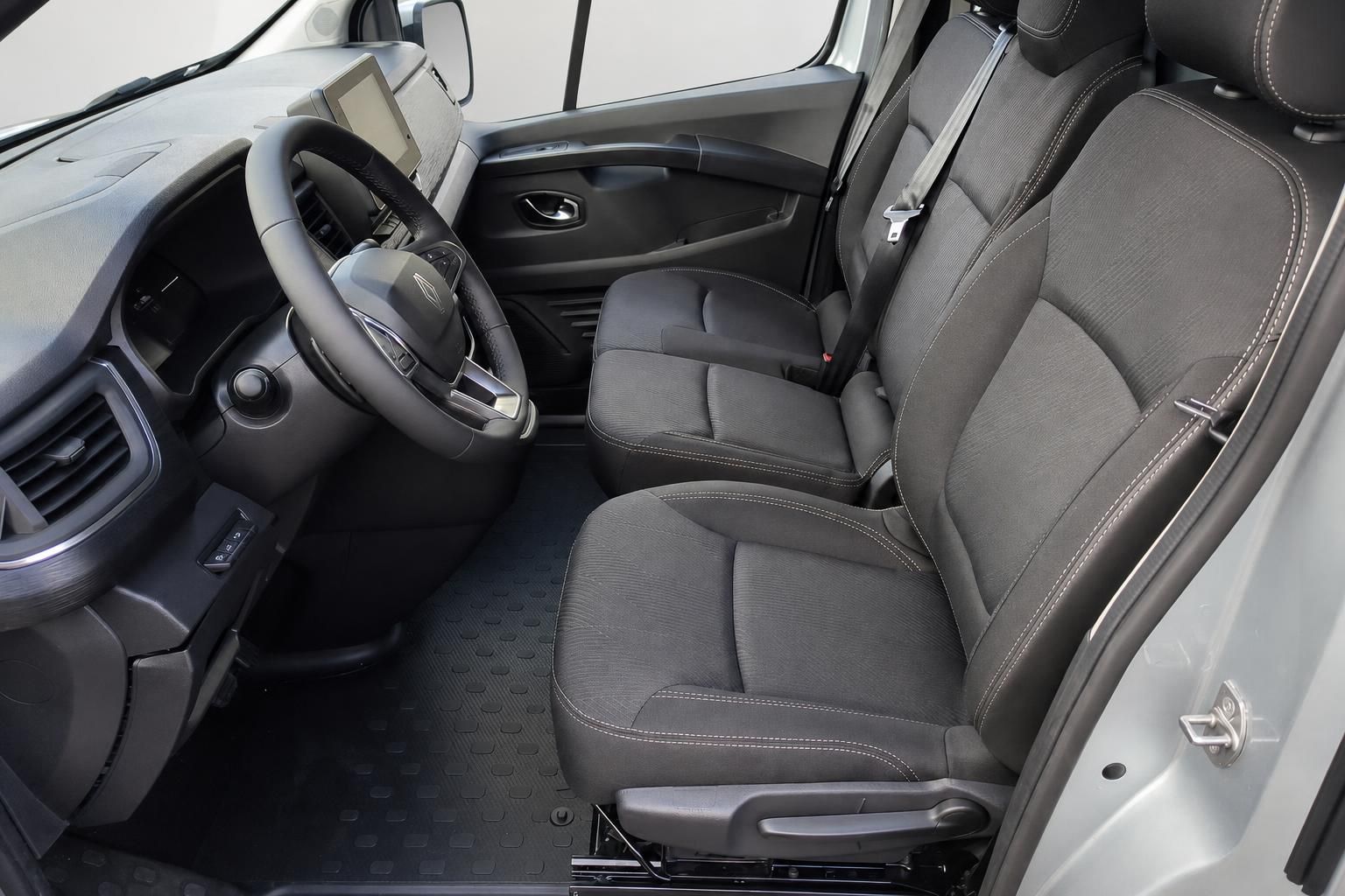 Renault Transporter Innenraum - Fahrersitz und Cockpit mit grauer Polsterung