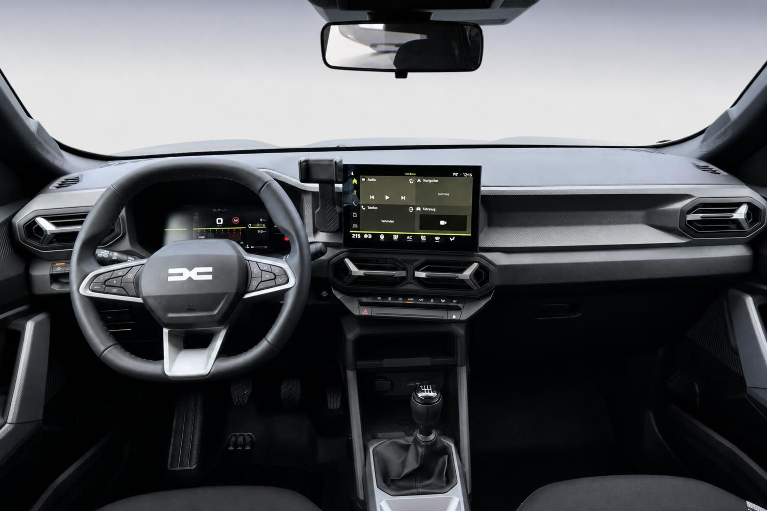 Dacia Innenraum Cockpit mit Touchscreen Display und schwarzer Ausstattung