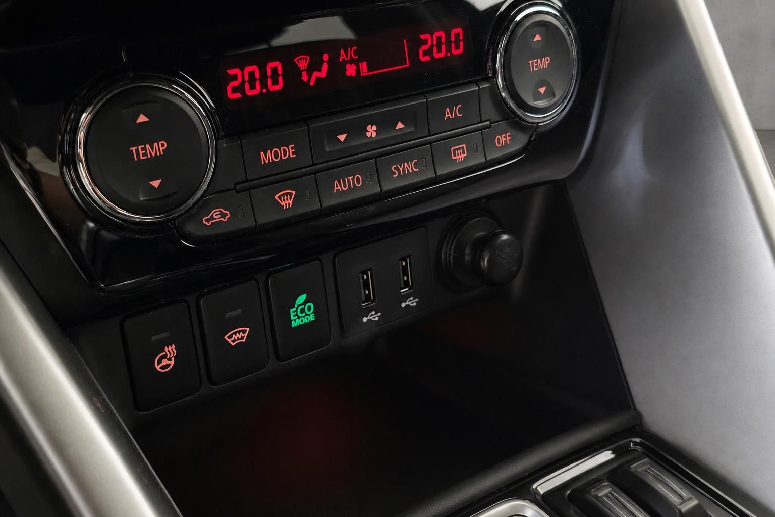 Klimabedienung und USB-Anschlüsse im Mittelkonsolen-Detail des Fahrzeugs