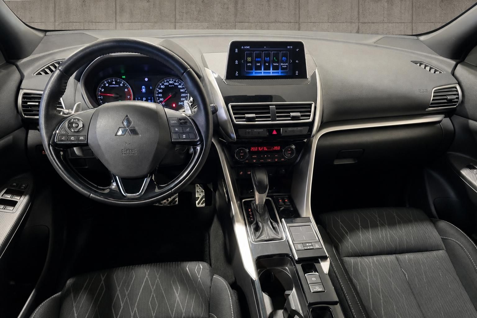 Mitsubishi Cockpit mit Lenkrad, Digitaltacho und Touchscreen-Infotainment