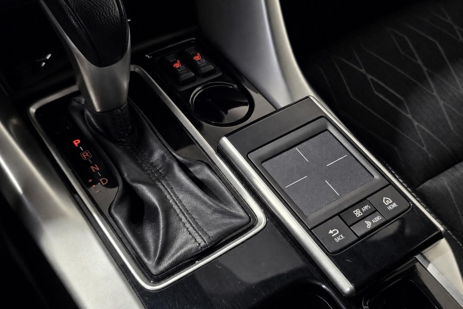 Automatikschalthebel mit Sitzheizung und Touchpad in der Mittelkonsole