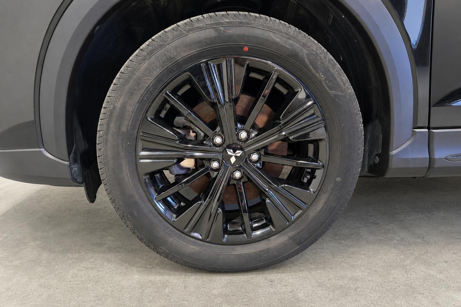 Mitsubishi Leichtmetallfelge mit Yokohama Reifen im Nahaufnahme-Detail