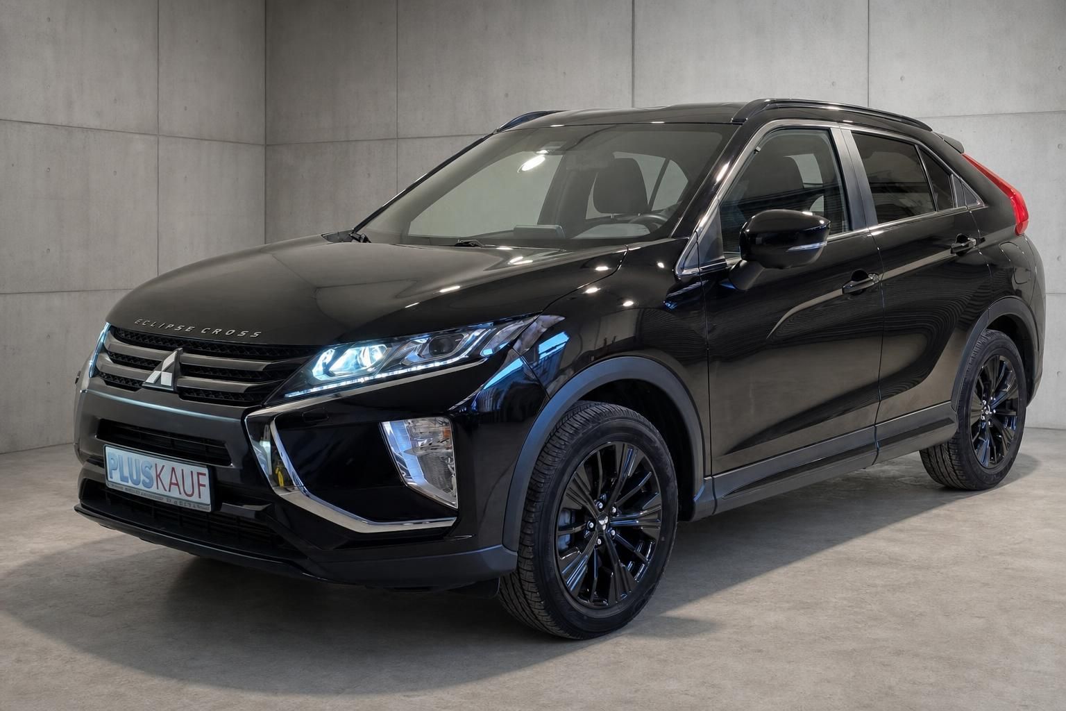 Mitsubishi Eclipse Cross schwarz, Frontansicht schraeg, Studioaufnahme