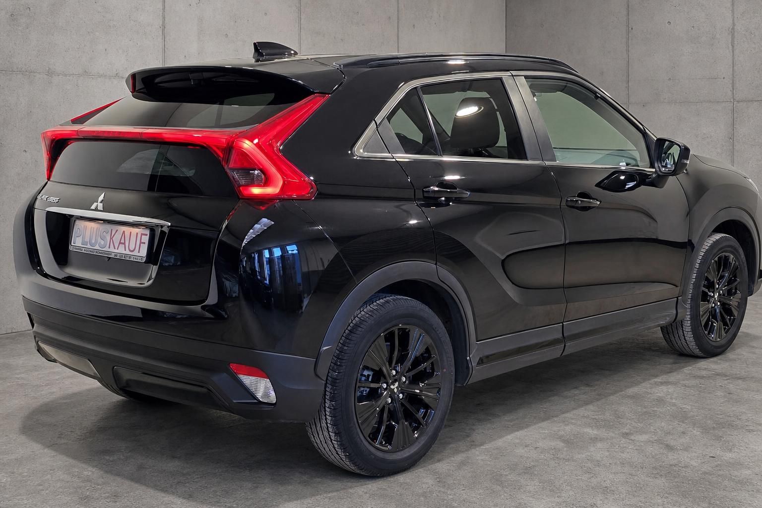 Mitsubishi Eclipse Cross schwarz, Heck- und Seitenansicht im Detail