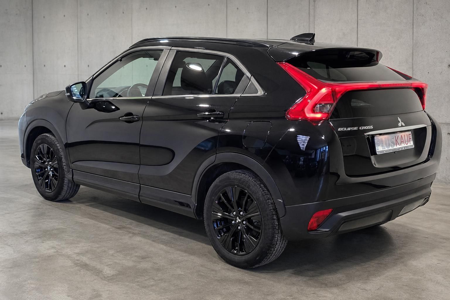 Mitsubishi Eclipse Cross schwarz, Heckansicht mit LED-Ruecklichtern