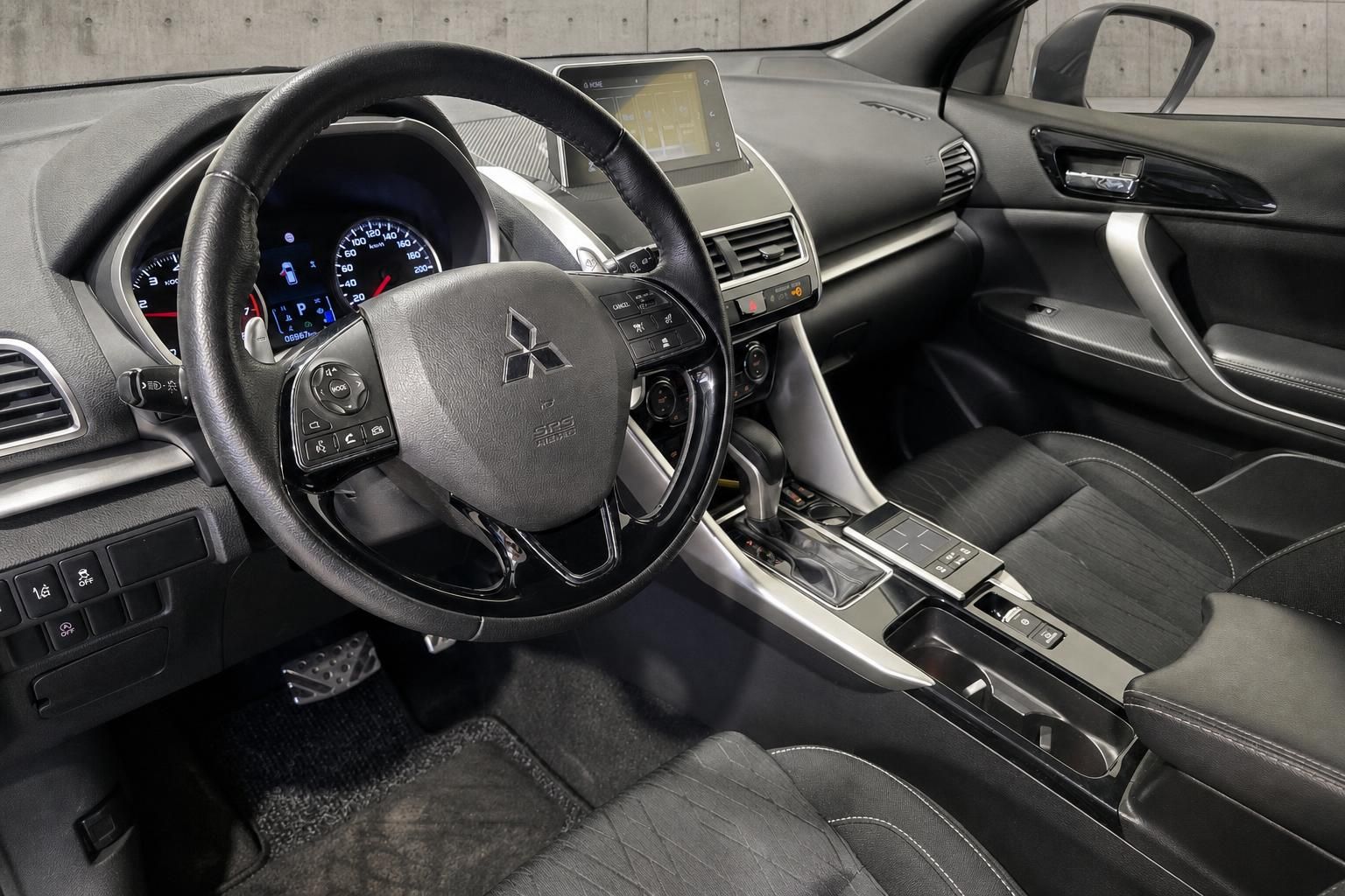 Mitsubishi Eclipse Cross Innenraum, Cockpit und Lenkrad im Detail