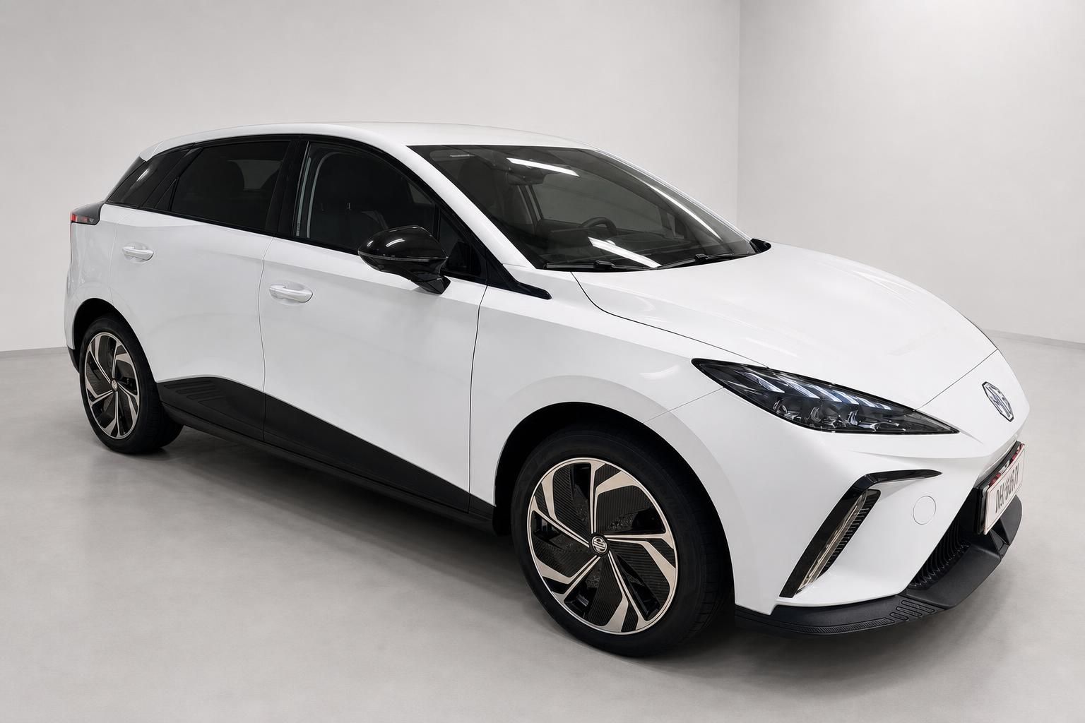 MG SUV weiß Frontansicht schräg im Fotostudio