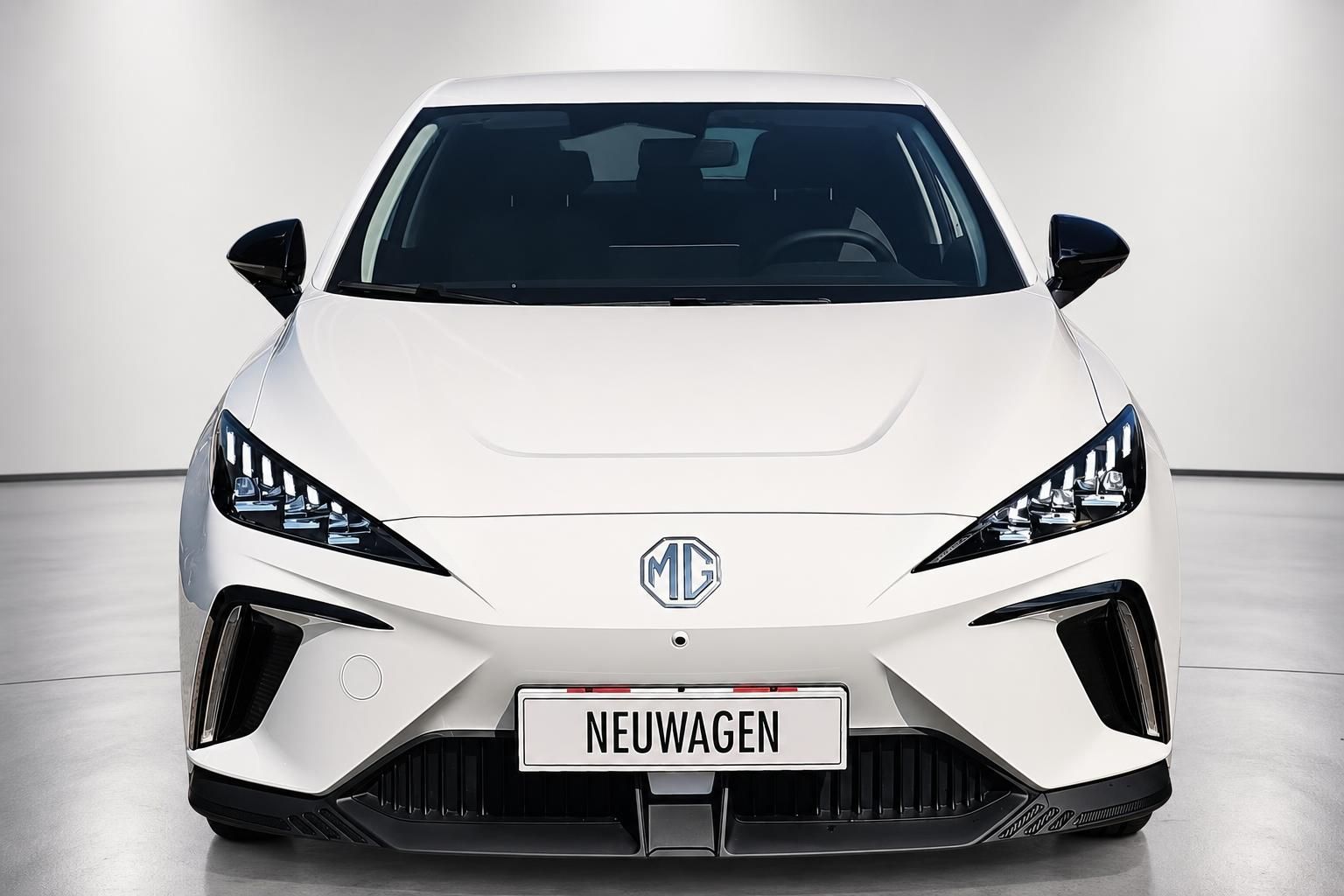 MG Neuwagen weiß Frontansicht mit MG-Logo im Studio