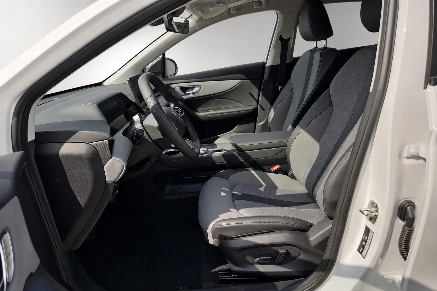 Fahrzeuginnenraum mit Ledersitzen und Cockpit im Detail