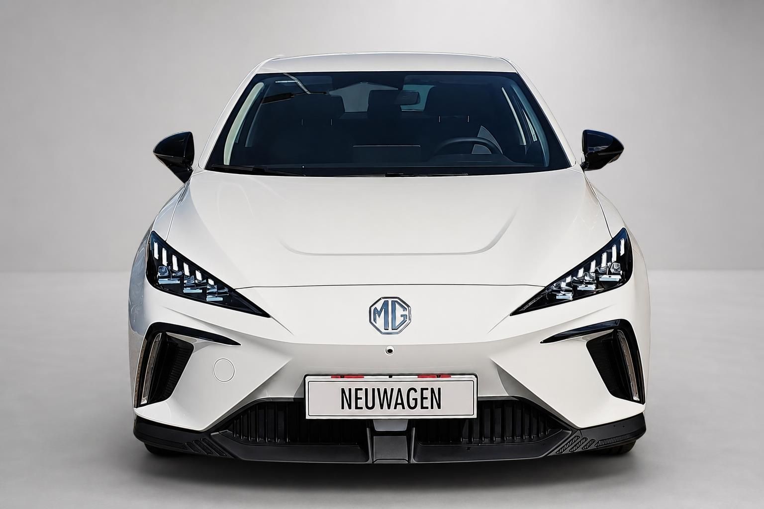 MG Elektroauto weiß Frontansicht Studioaufnahme