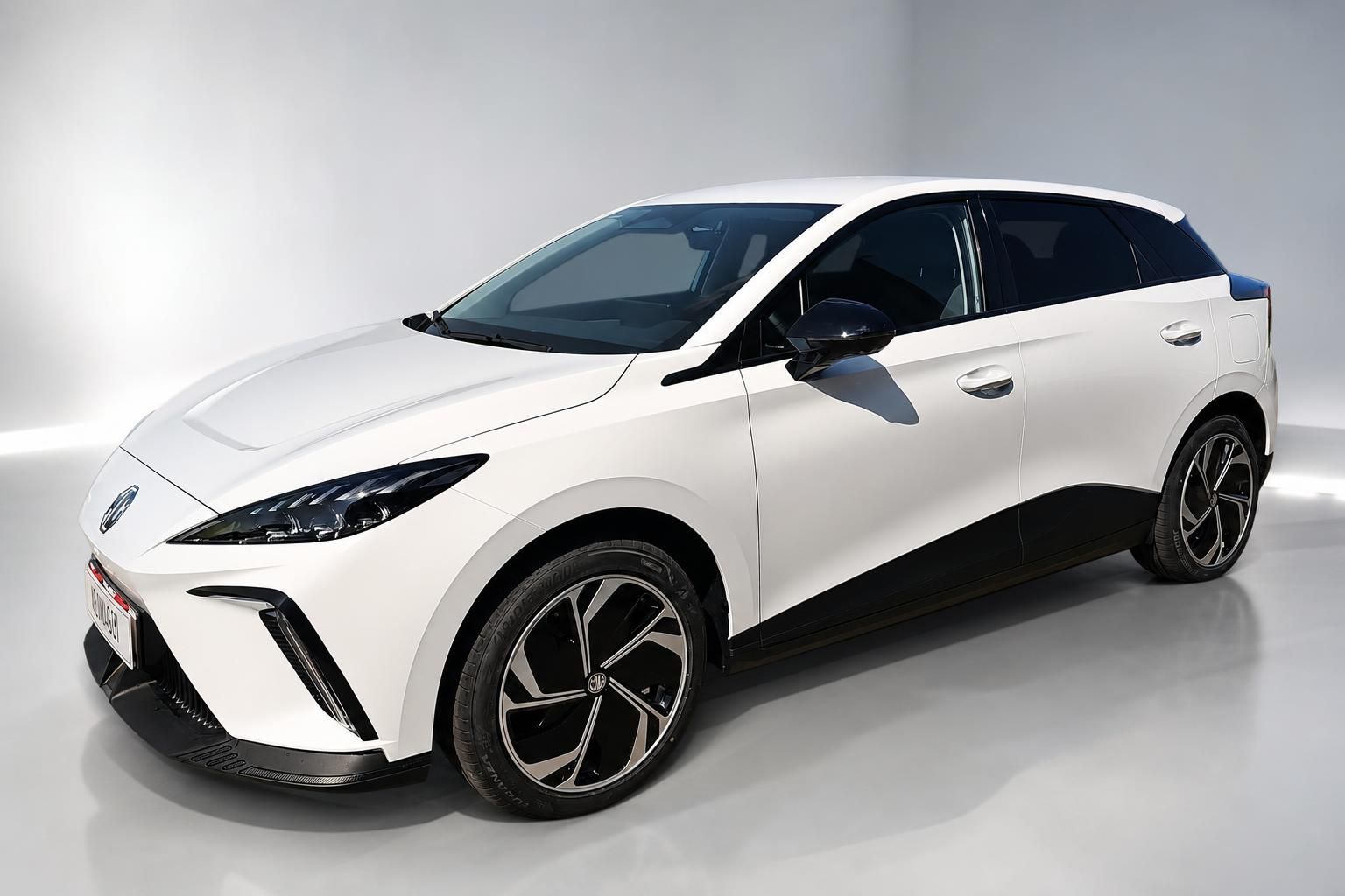 MG SUV weiß Halbseitenansicht vorne im Fotostudio