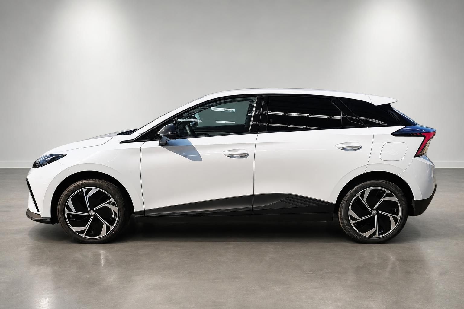 MG SUV weiß Seitenansicht mit Leichtmetallfelgen