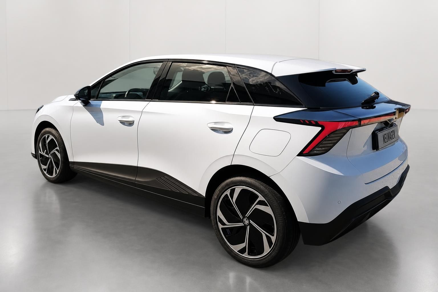 MG SUV weiß Heckansicht schräg im Studio