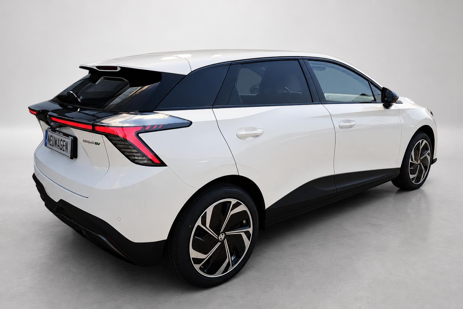MG Neuwagen weiß Heckansicht mit Spoiler im Studio