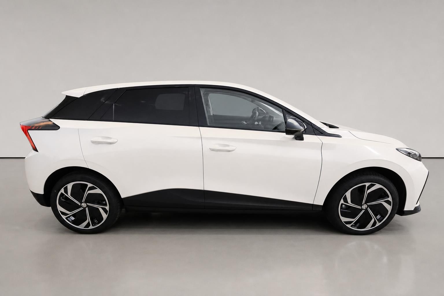 MG Elektro-SUV weiß Seitenansicht im Studio