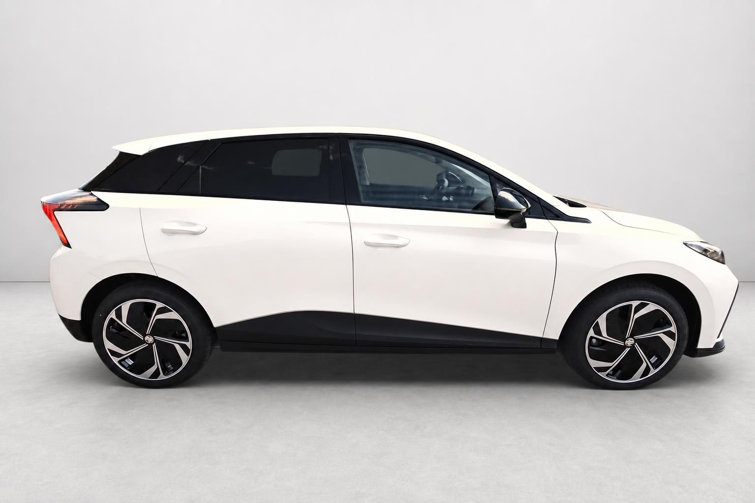 MG Elektro-SUV weiß seitliche Studioaufnahme