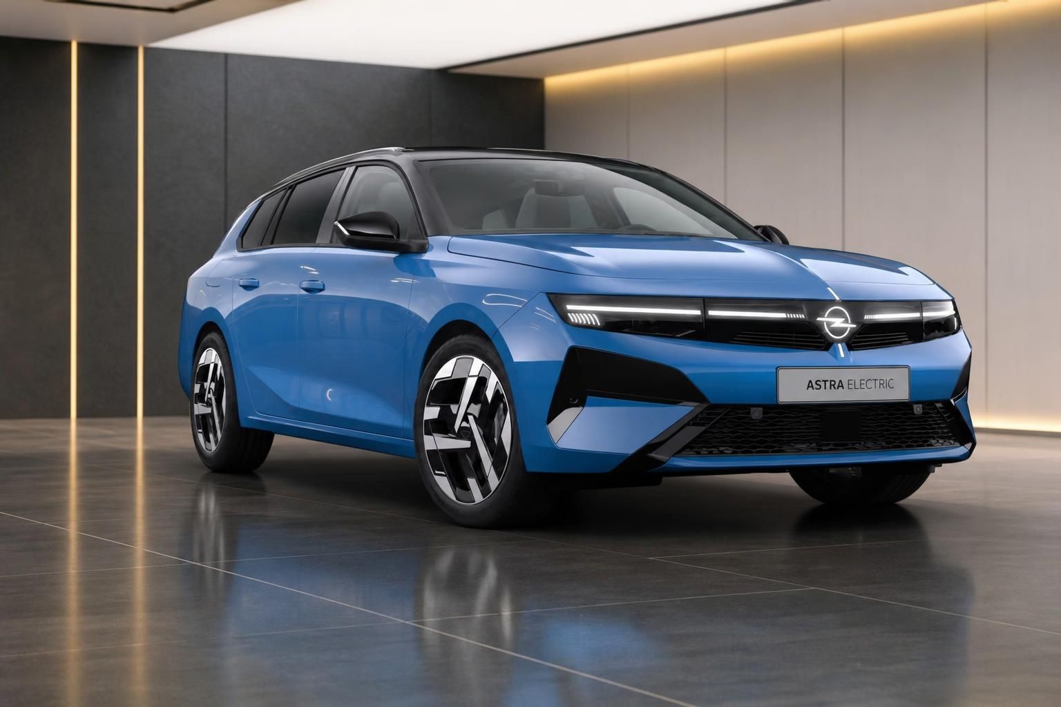 Opel Astra Electric blau, Frontansicht mit LED-Lichtband im Showroom